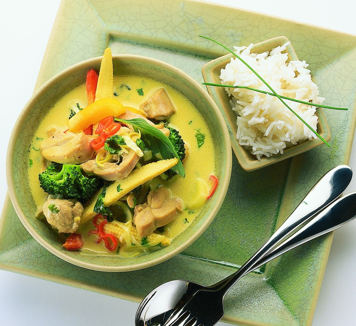 Kycklinggryta på lårfilé med kokosmjölk, grön curry & grönsaker